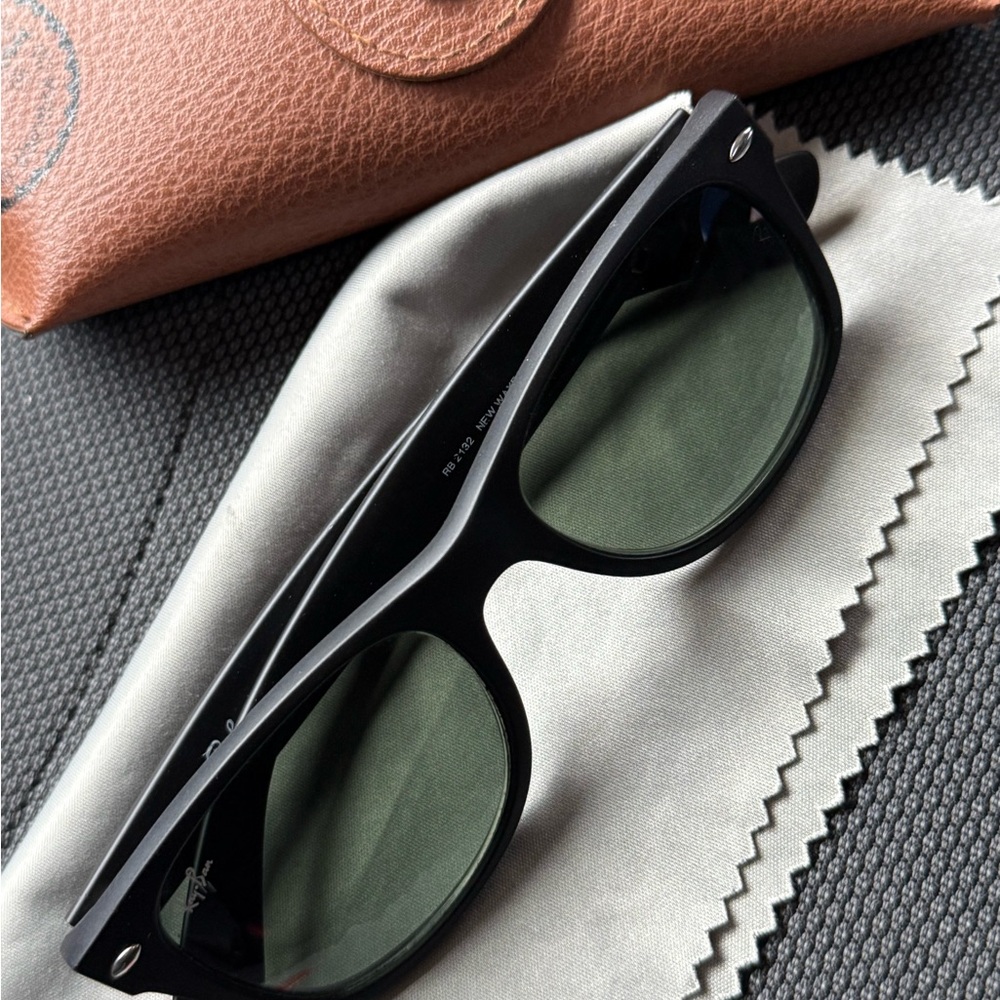 Ray-Ban  New Wayfarer RB2132 - size 52-18 black rubber green
